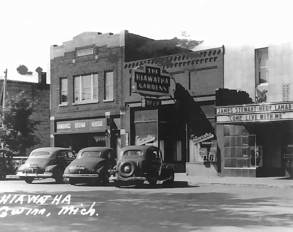 Hiawatha Theatre - Old Pic